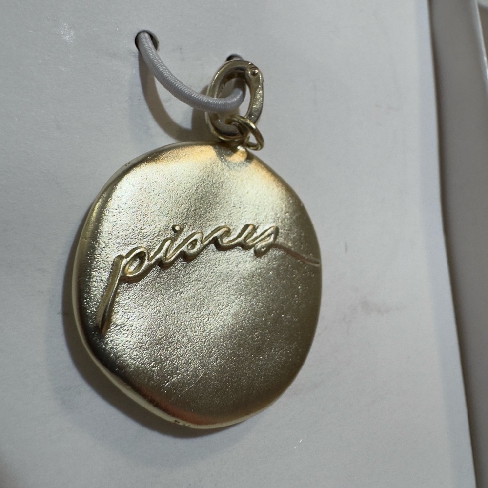 NWT Women’s KENDRA SCOTT ♓️ Pisces ♓️ Gold Tone Zodiac Coin Charm